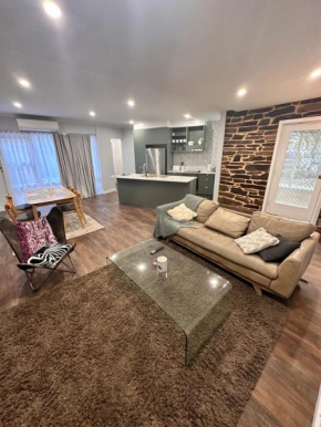 City Apt, Big Yard & Park Views - 3BR Sleeps 7